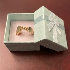 4/25$ New in Box Elegant Gold-Tone Women's Adjustable Ring from size 5 to 7